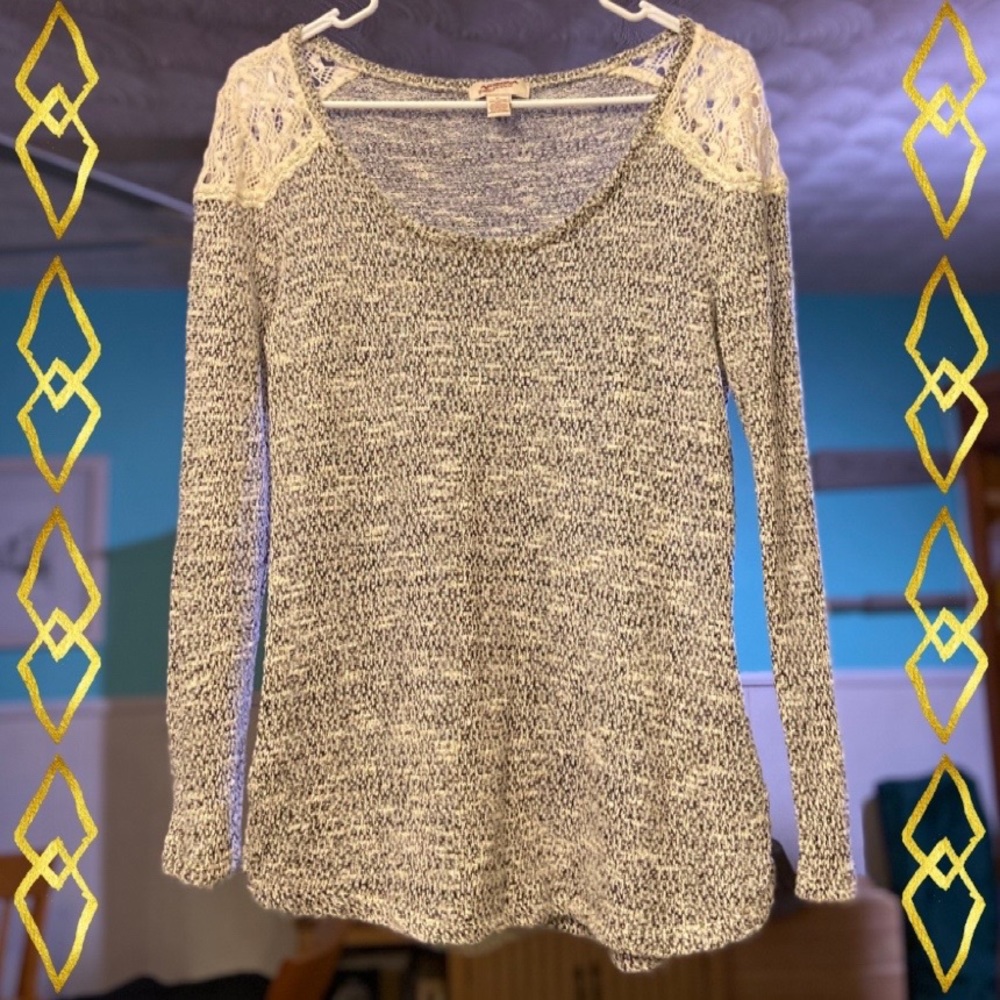 Long sleeve sweater.